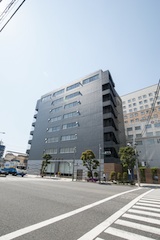 灰色で壁の側面に「タチバナ」と書いてあるビルです。
